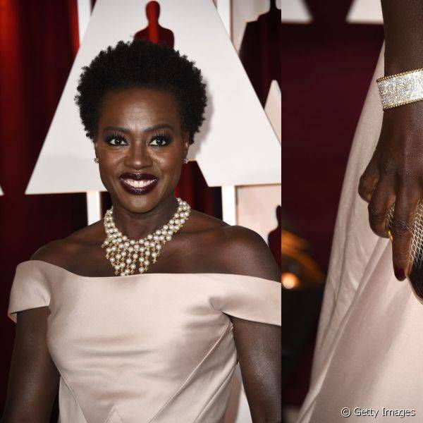 Viola Davis usou um vermelho escuro para comparecer ao Oscar 2015, em fevereiro